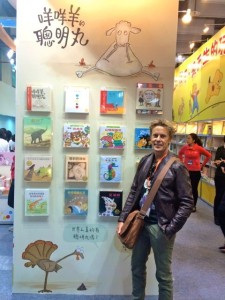 Visiting author Mark Sommerset infront of his Taiwanese publisher Hsin-Yi’s display.
